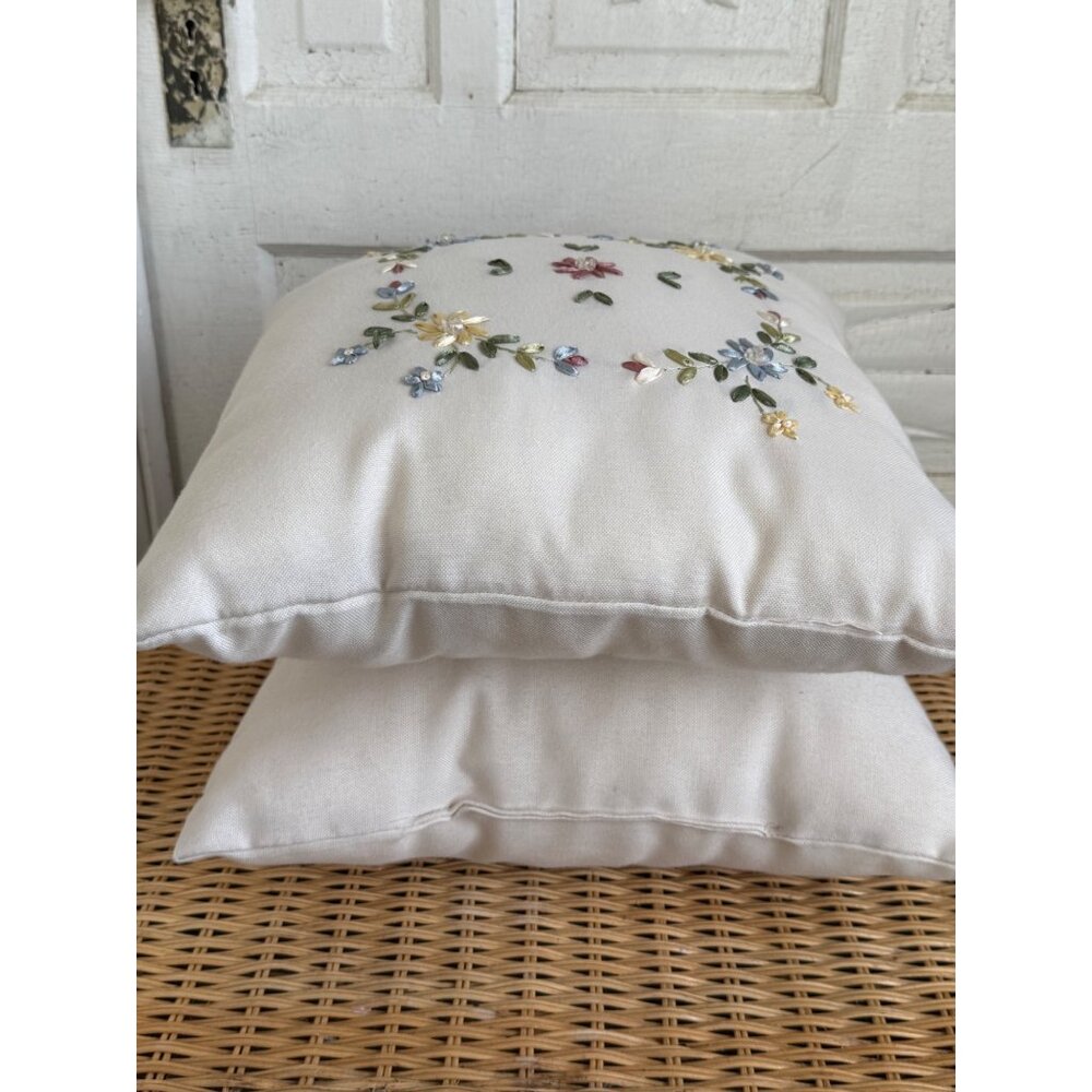Vintage 80's Pair Linen Floral Ribbon Embroidery Accent Pillow 15x14" - Picture 3 of 11